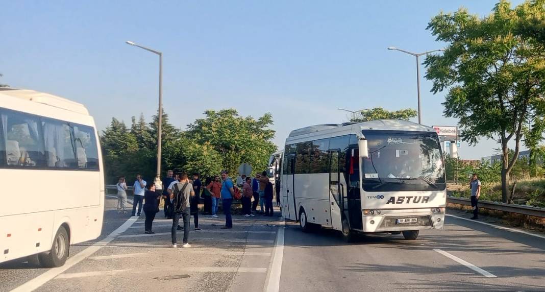 İşçi servisi ile minibüs kafa kafaya çarpıştı! Ölüler ve yaralılar var 16